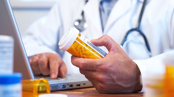 O médico prescribe unha droga para a prostatite